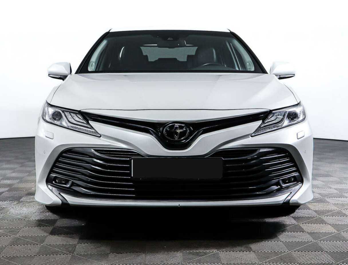Toyota Camry, 2020 - фото №2